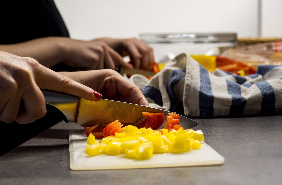 woman-cutting-food-1207952-1920_orig